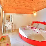 Belinda 3*